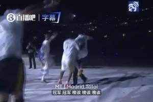 如此优雅！阿森纳球迷安妮海瑟薇不慎滑倒，随即起身华丽表示没事