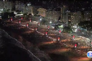 数十万观众肩并肩地挤在一起观看夏奇拉，整个海滩都是一堵人墙！